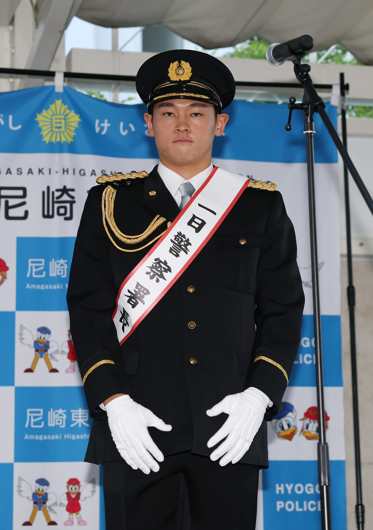 尼崎東警察署の「一日警察署長」を務めた阪神早川（撮影・前田充）
