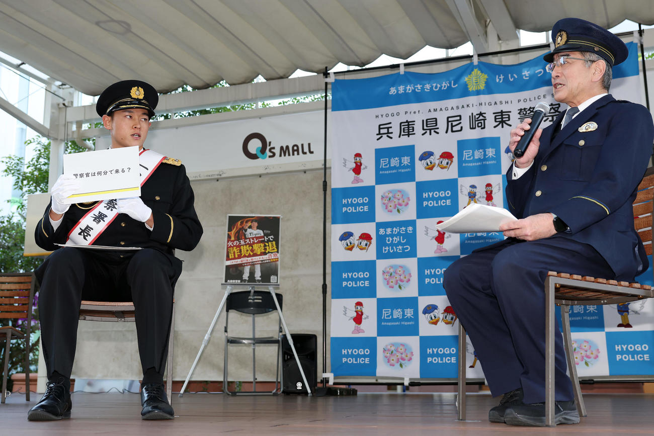 尼崎東警察署の「一日警察署長」を委嘱され、北尾祐一尼崎東警察署長（右）に質問する阪神早川（撮影・前田充）