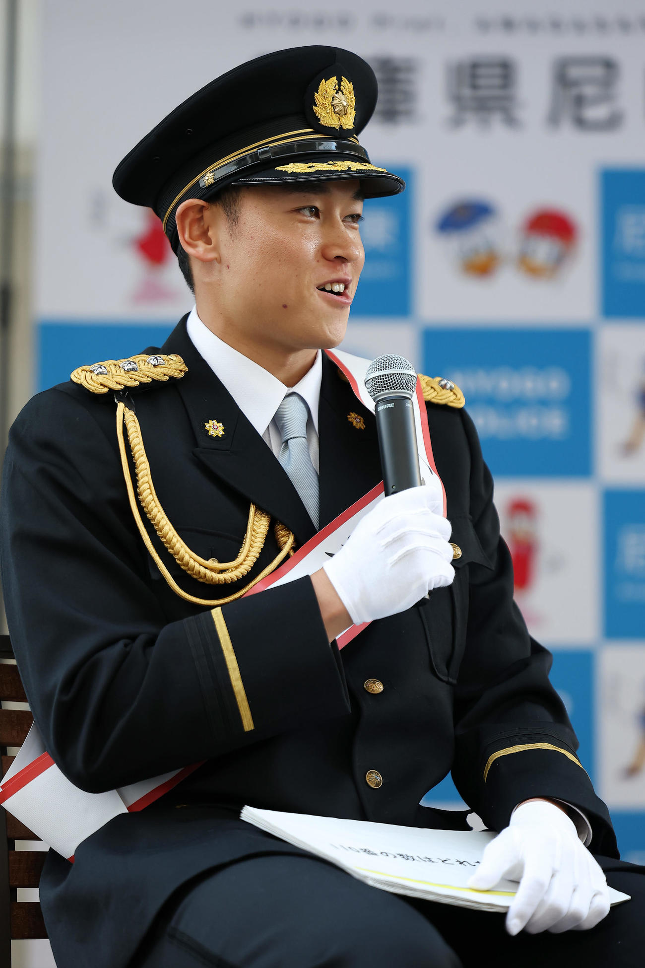 尼崎東警察署の「一日警察署長」を委嘱され、北尾祐一尼崎東警察署長に質問する阪神早川（撮影・前田充）