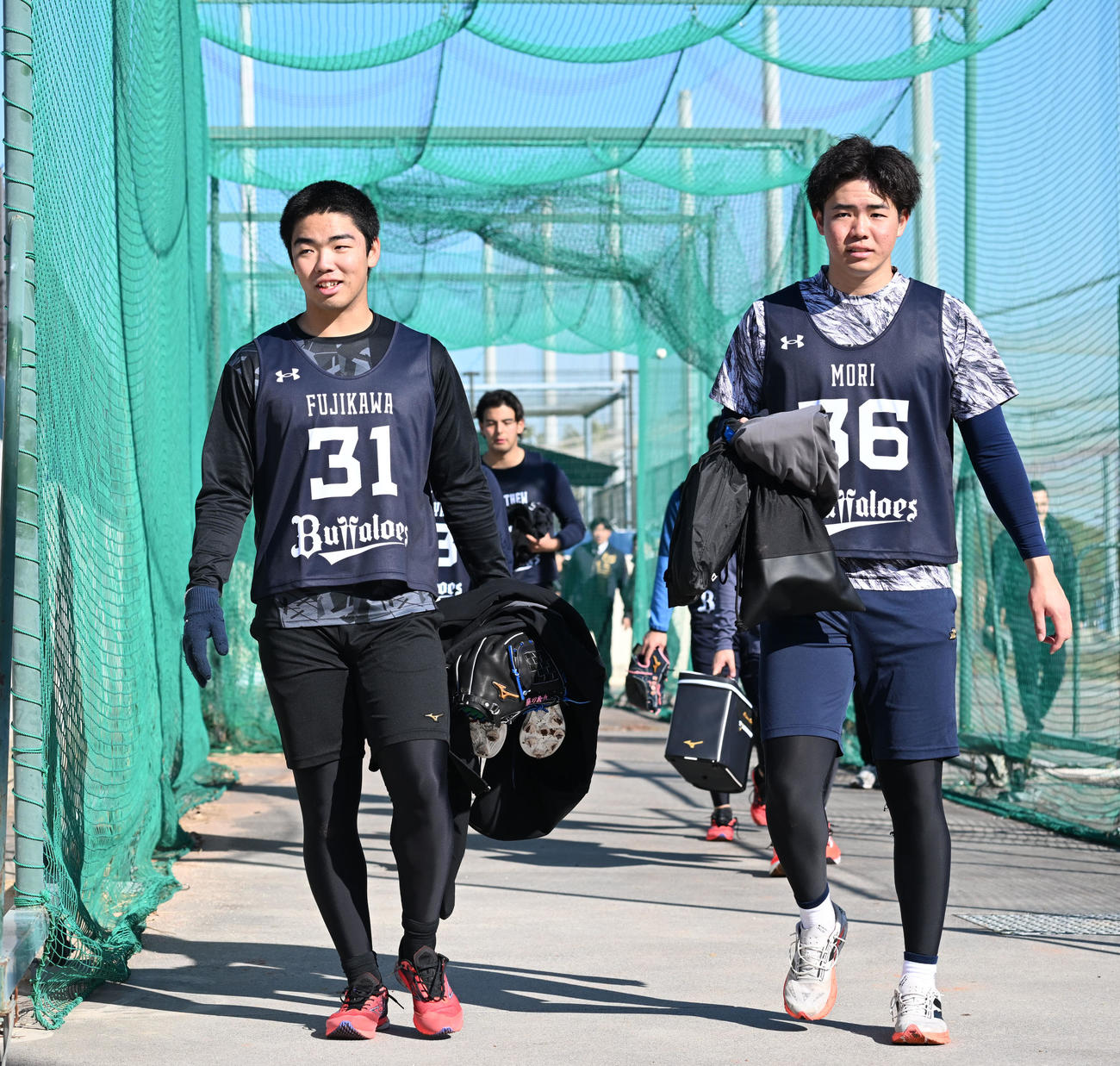 グラウンドでの練習を終え移動するオリックス1位藤川（左）と2位森陽（撮影・和賀正仁）
