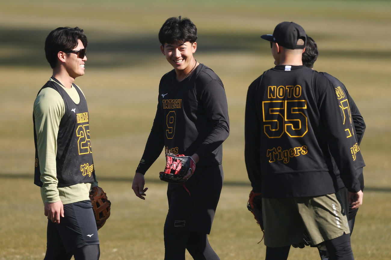 新人合同自主トレで笑顔を見せる阪神立石（中央）ら（撮影・前田充）
