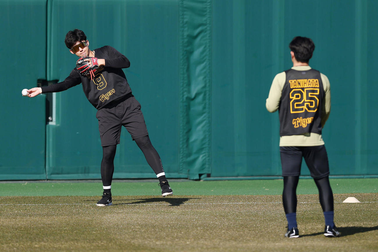 新人合同自主トレに臨む阪神立石。右は谷端（撮影・前田充）