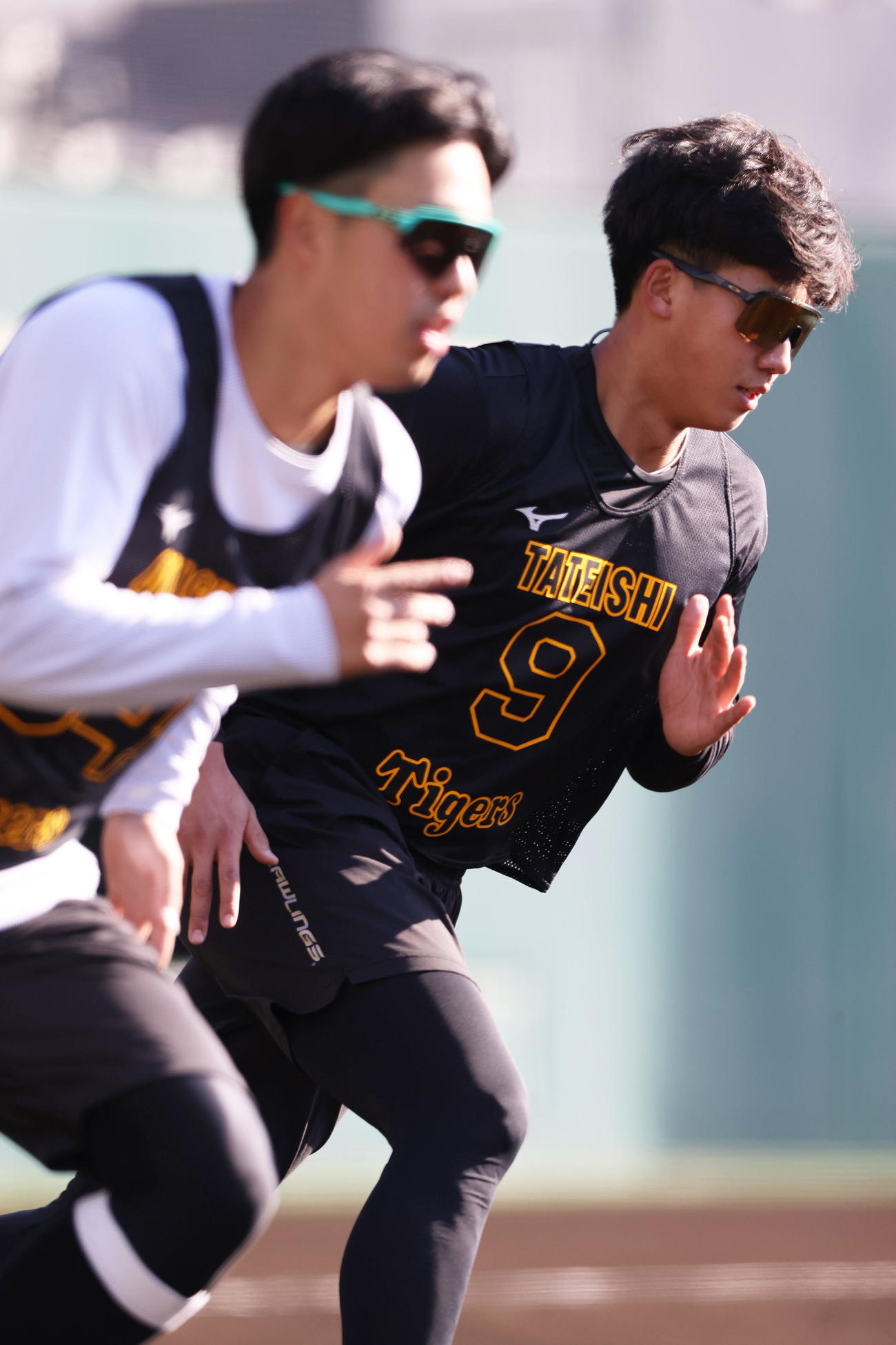新人合同自主トレに励む阪神立石（右）と岡城（撮影・上山淳一）