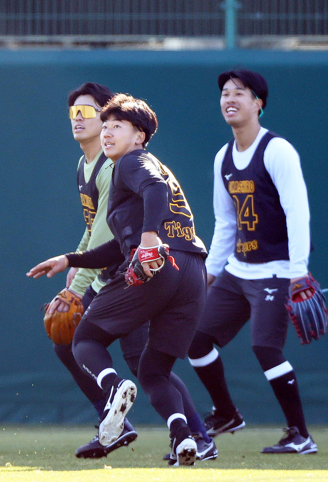 阪神立石は新人合同自主トレで外野ノックを受ける。左は谷端、右は岡城（撮影・上山淳一）