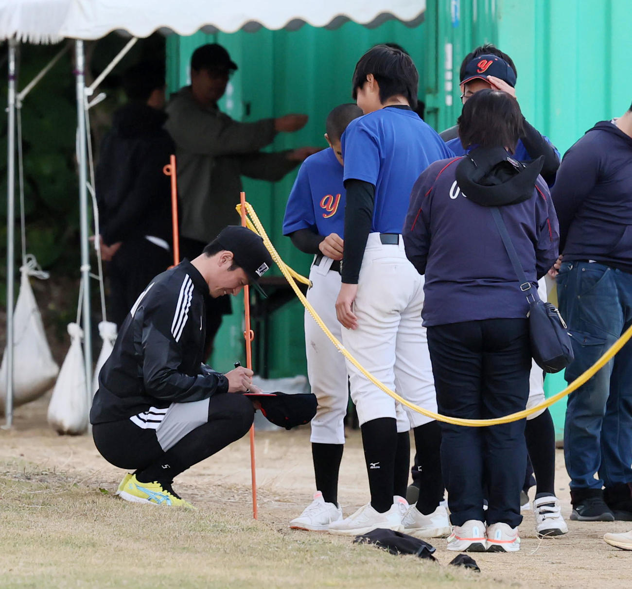 沖永良部島での自主トレを開始し中学生にサインする阪神近本（撮影・加藤哉）