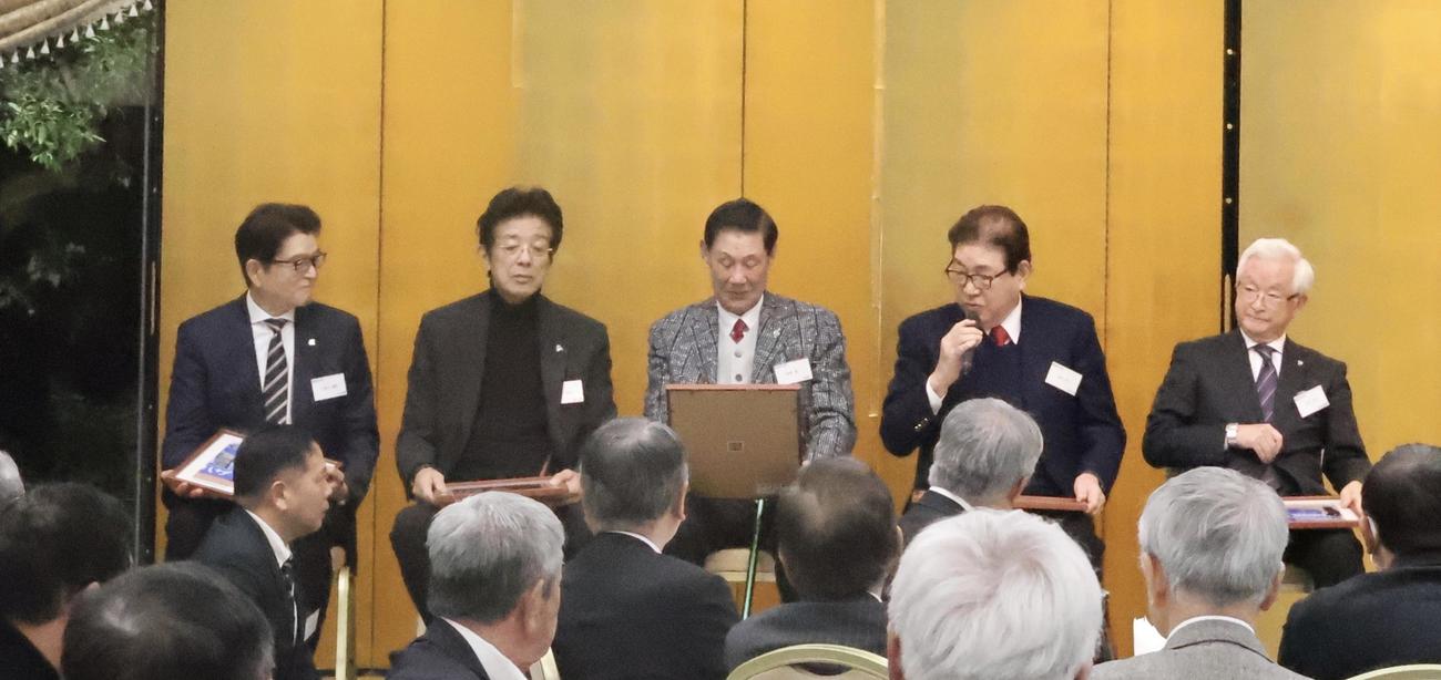法大野球部の110周年記念式典に参加した、左から小早川毅彦氏、江本孟紀氏、田淵幸一氏、山本浩二氏、山中正竹氏（撮影・塚本光）
