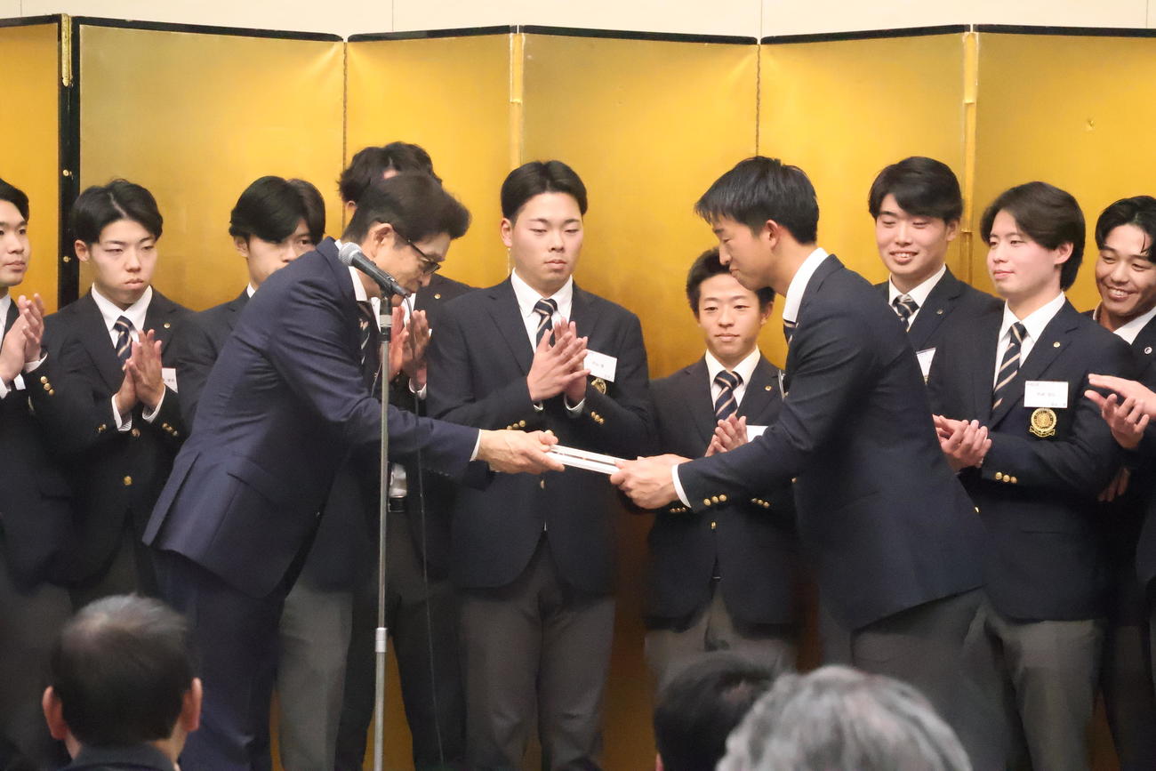 法大野球部の110周年記念式典に参加し、小早川毅彦氏（左）から記念品を受け取るヤクルトのドラフト1位松下（撮影・塚本光）