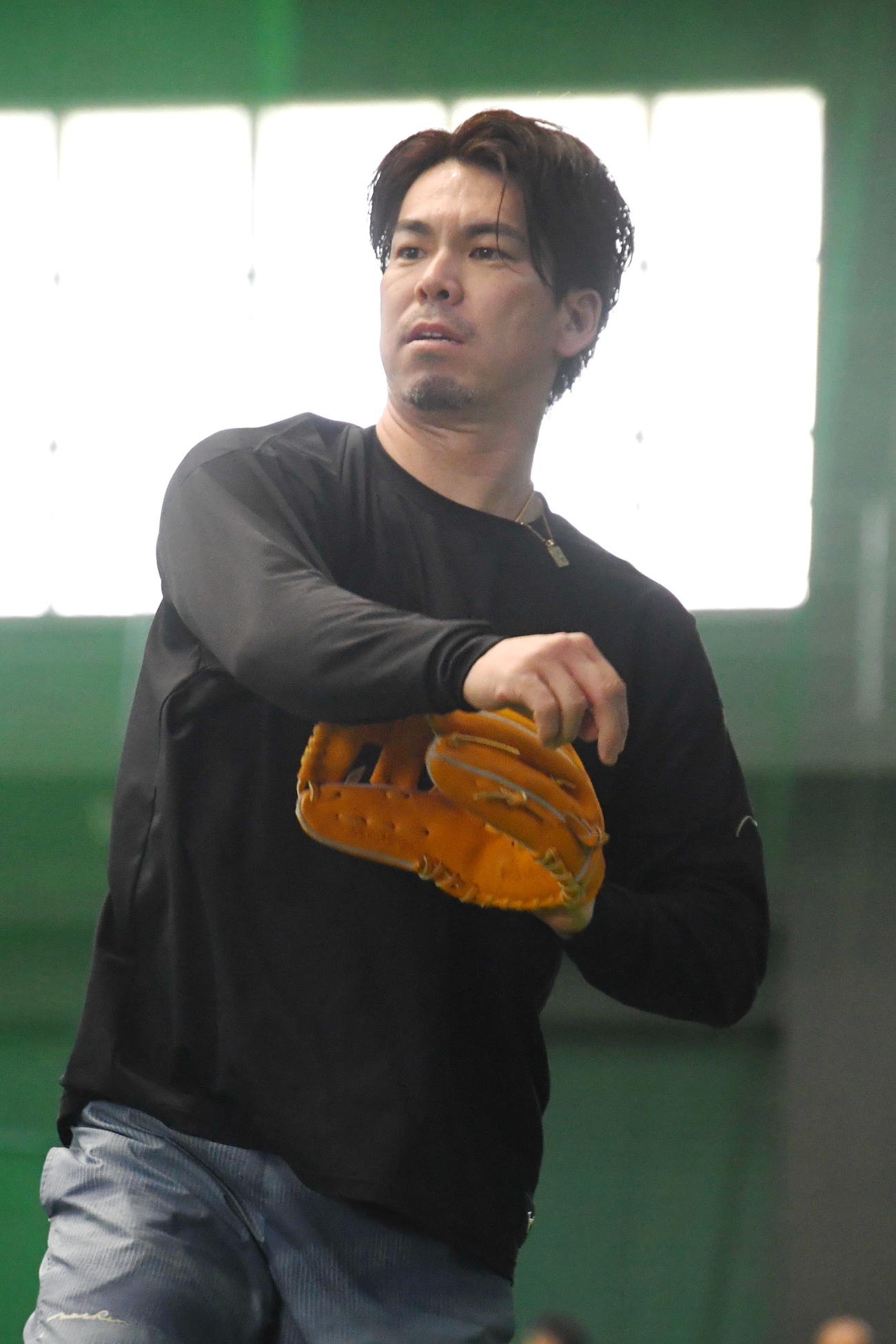 自主トレを公開しキャッチボールをする楽天前田健（撮影・山田愛斗）