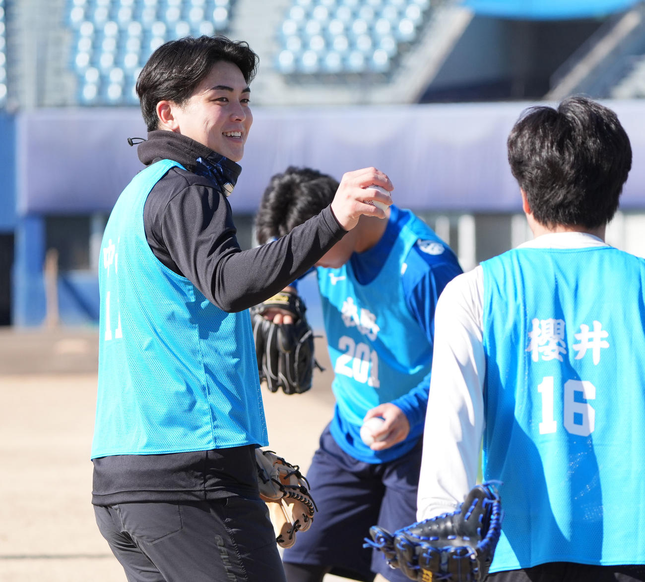 中日中西（左）はキャッチボールを終え桜井と言葉を交わす（撮影・森本幸一）