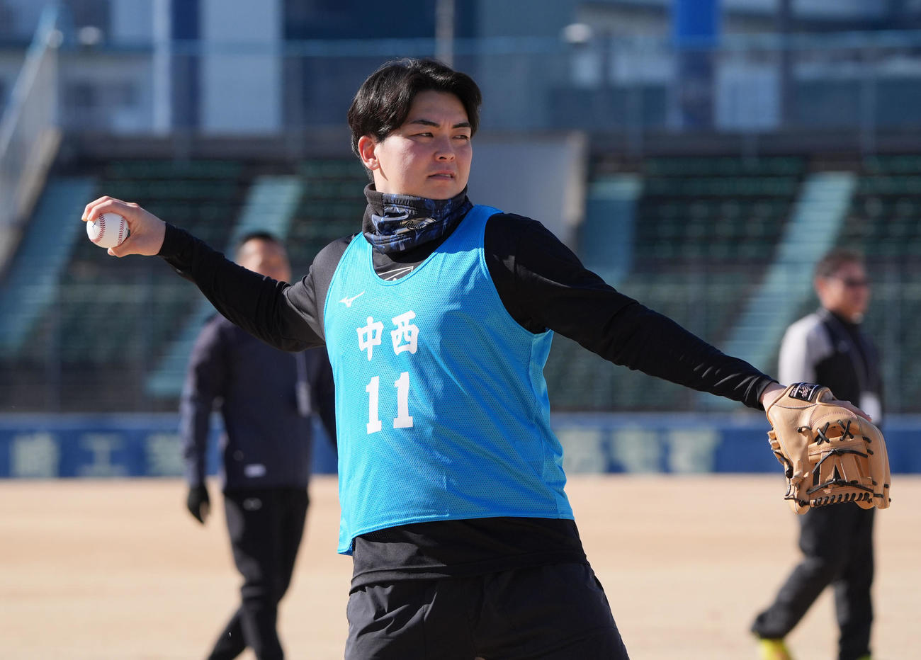 新人合同自主トレ初日、キャッチボールをする中日中西（撮影・森本幸一）