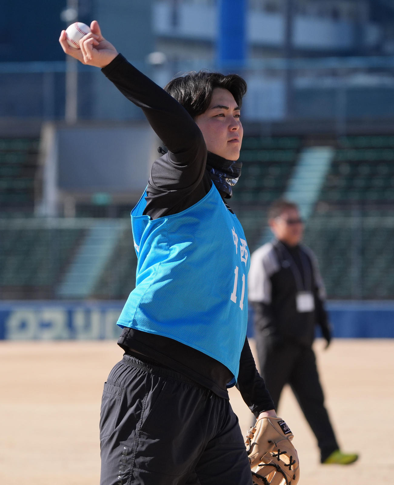 新人合同自主トレ初日、キャッチボールをする中日中西（撮影・森本幸一）