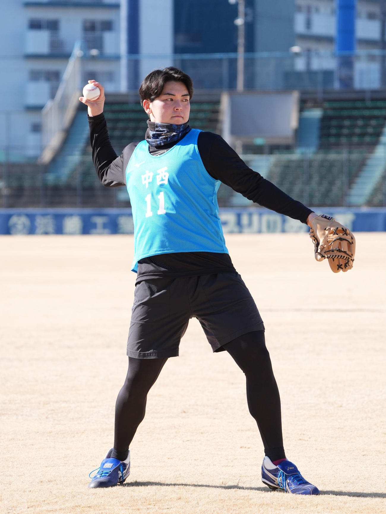 新人合同自主トレ初日、キャッチボールをする中日中西（撮影・森本幸一）