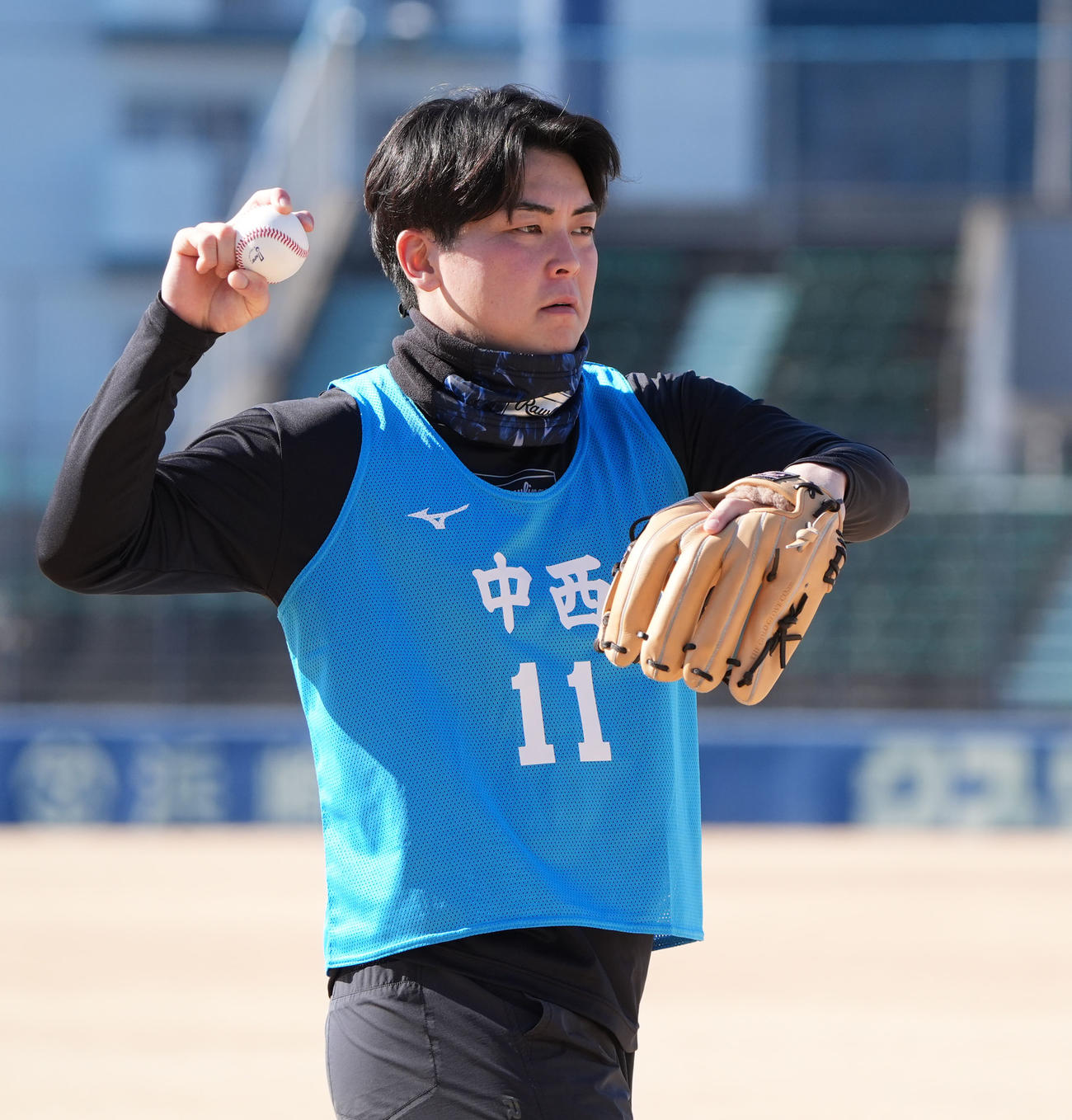 新人合同自主トレ初日、キャッチボールをする中日中西（撮影・森本幸一）