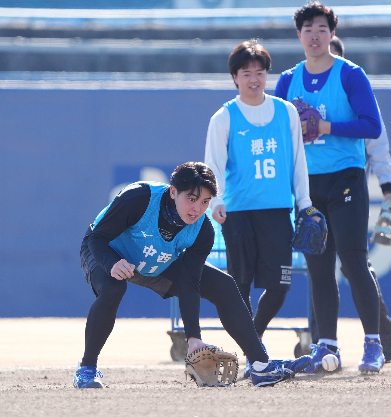 新人合同自主トレ初日、中日中西（左）はノックを受ける（撮影・森本幸一）