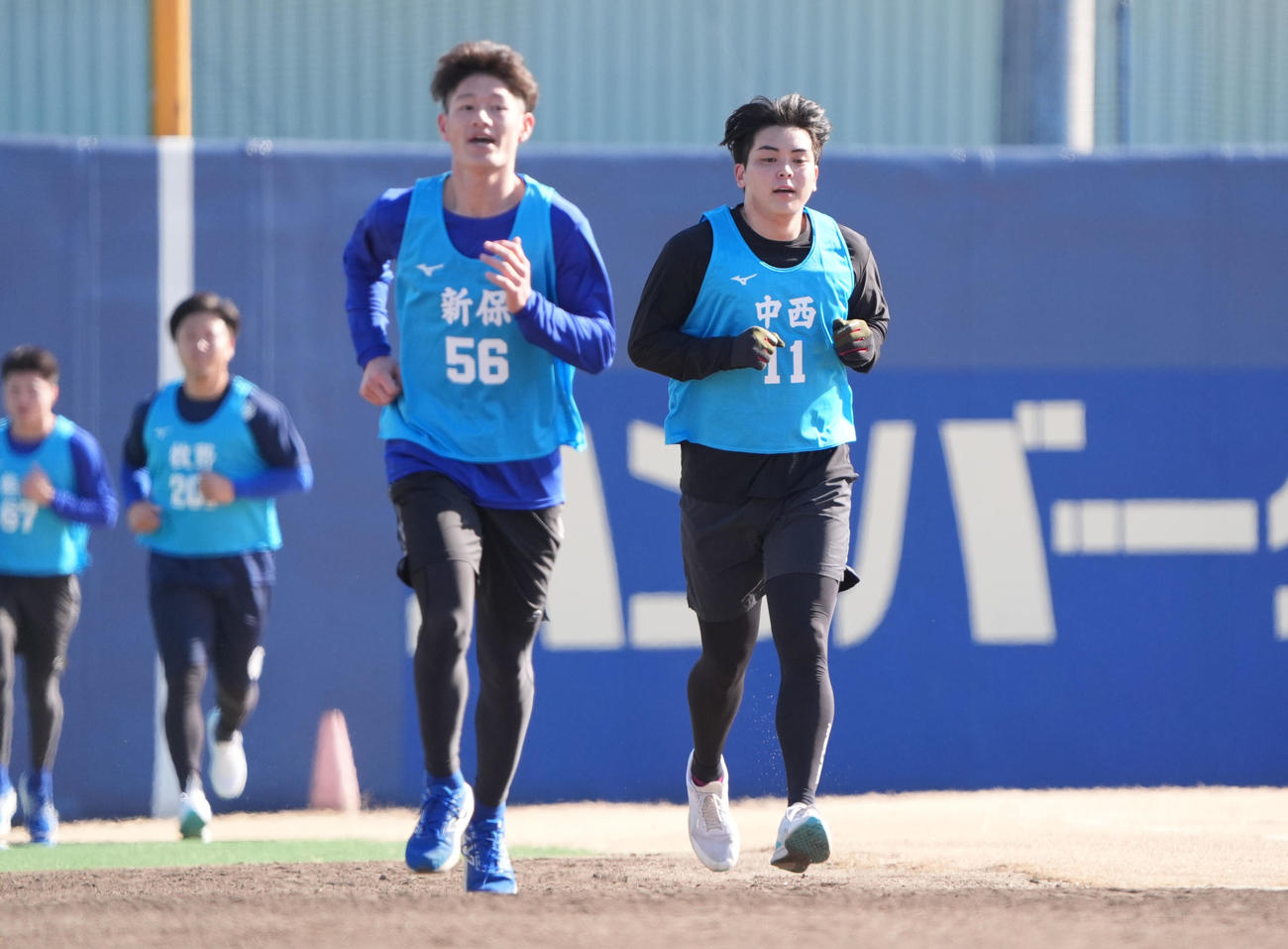 新人合同自主トレ初日、中日中西（右）はランニングをする（撮影・森本幸一）