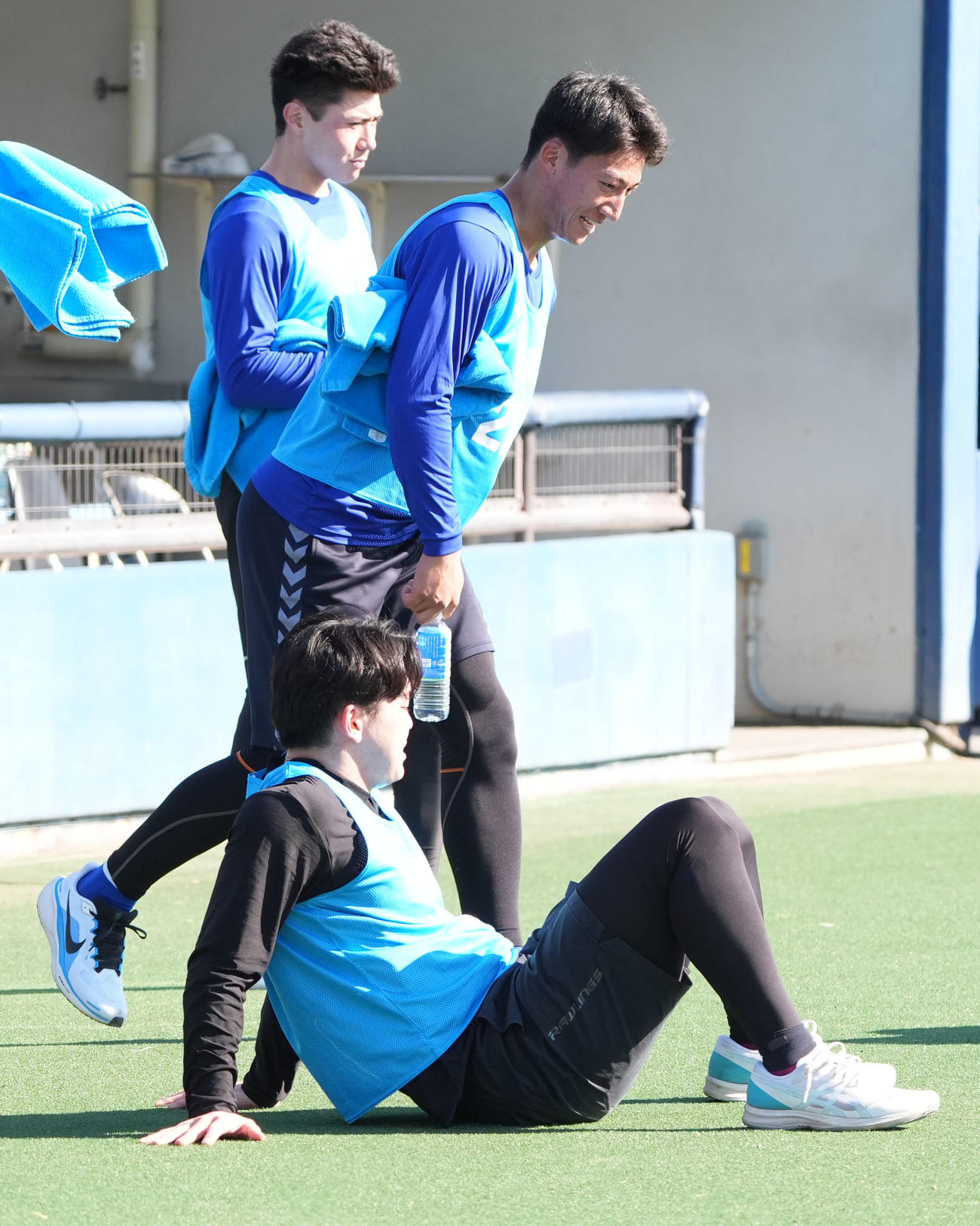 新人合同自主トレ初日、長距離走を終え中日石川大（中央）は中西と言葉を交わす（撮影・森本幸一）