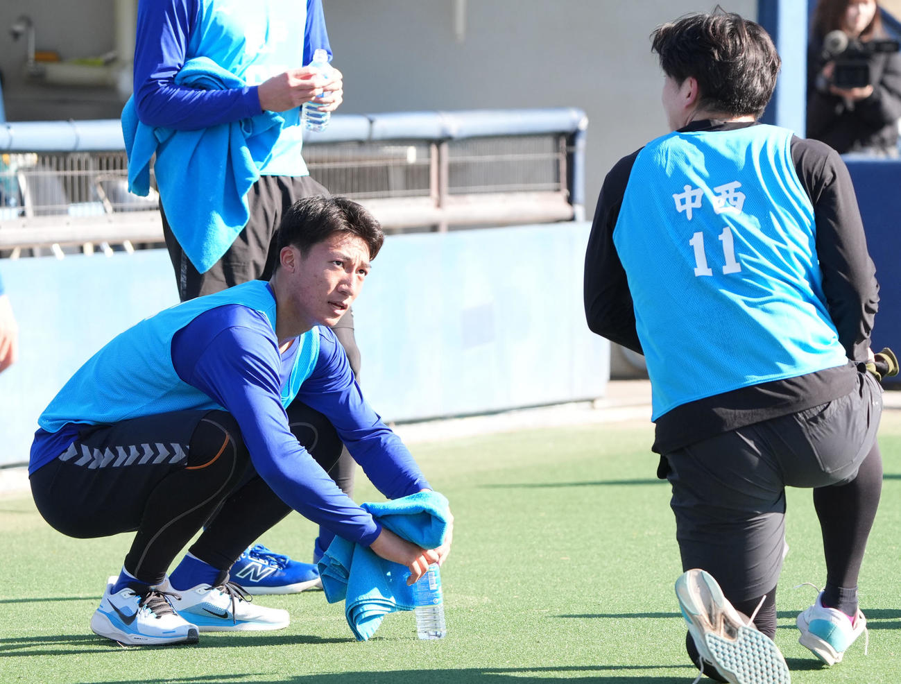 新人合同自主トレ初日、長距離走を終え中日石川大（左）は中西と言葉を交わす（撮影・森本幸一）