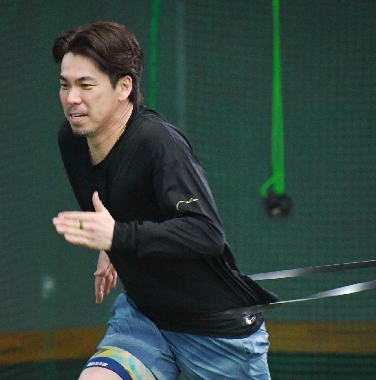 自主トレを公開しチューブで引っ張られながらダッシュする楽天前田健（撮影・山田愛斗）