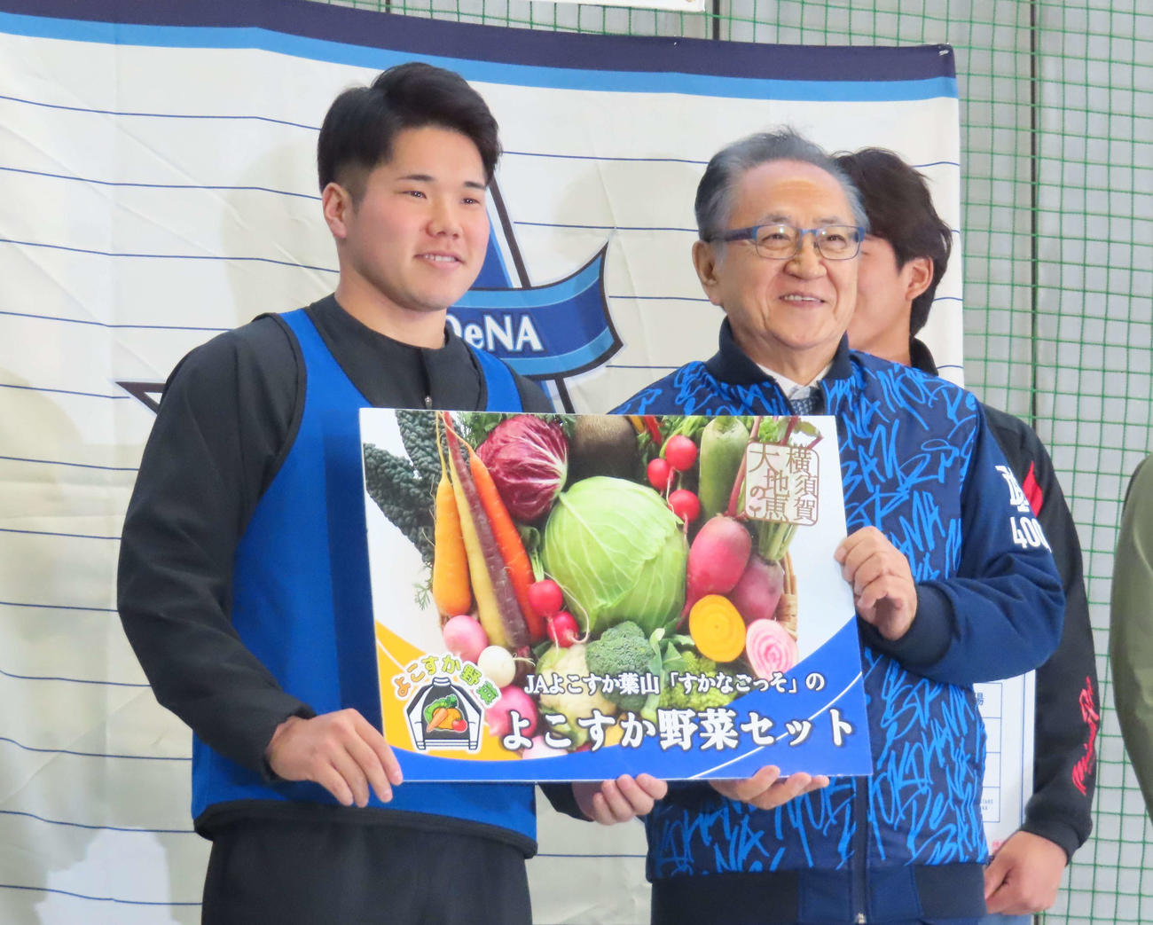 新入団選手歓迎式で横須賀市の上地市長から「よこすか野菜セット」を贈呈されたDeNAドラフト1位の小田（左）（撮影・山本佳央）