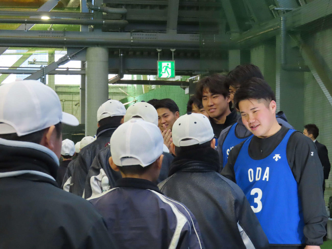 新入団選手歓迎式に集まったファンとハイタッチするDeNAドラフト1位の小田（撮影・山本佳央）
