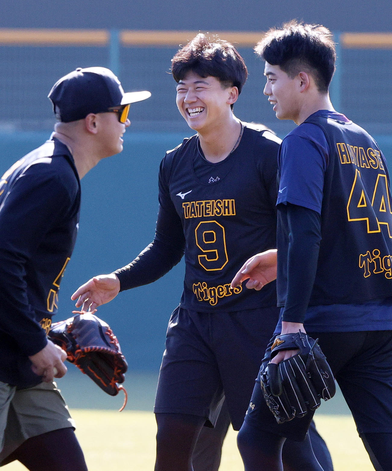 新人合同自主トレに励む阪神立石（中央）。左は能登、右は早瀬（撮影・上山淳一）