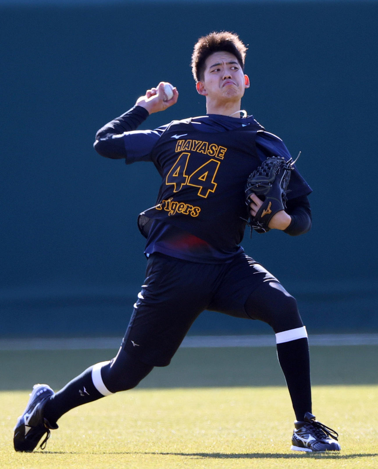 新人合同自主トレでキャッチボールする阪神早瀬（撮影・上山淳一）