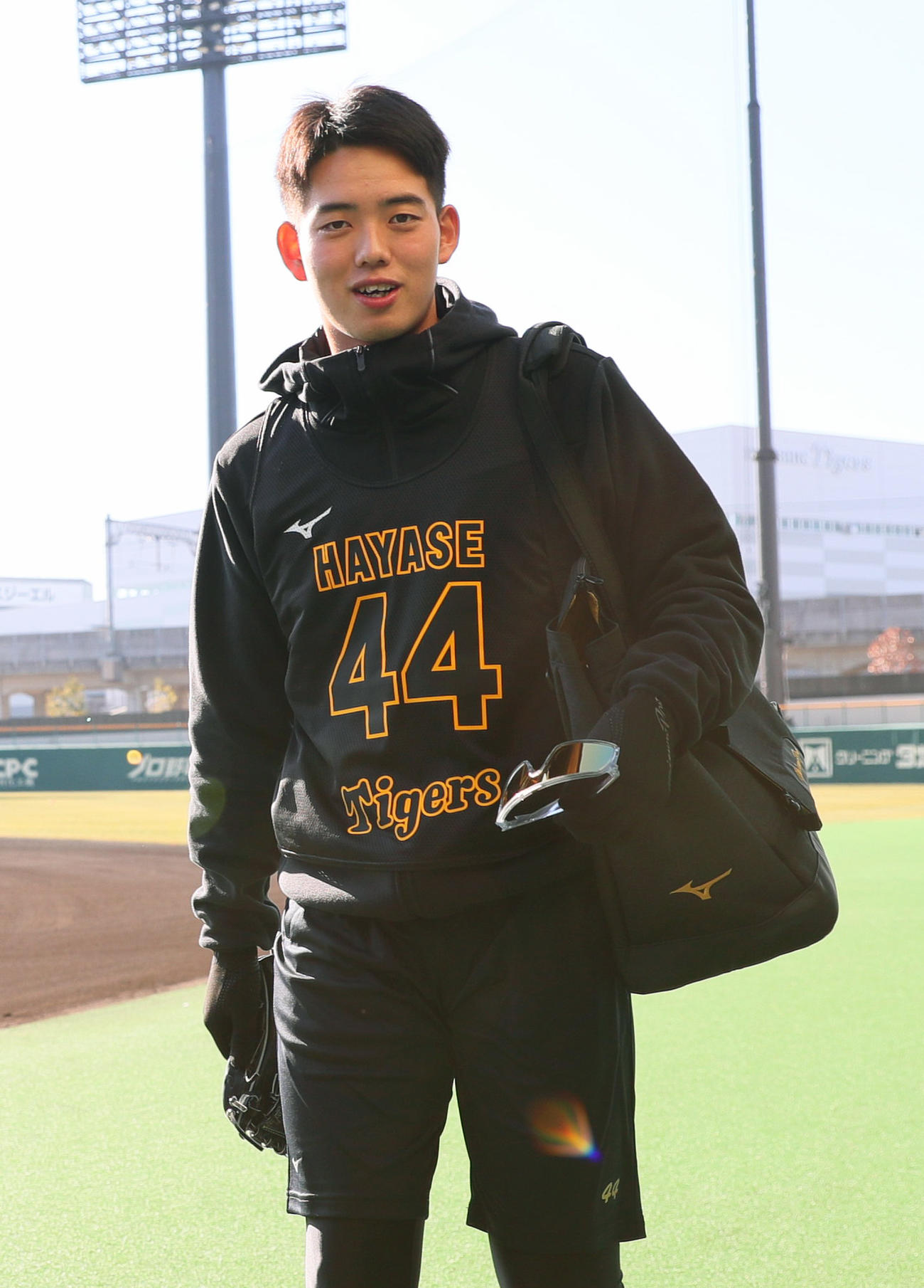 新人合同自主トレでグラウンドを移動する阪神早瀬（撮影・上山淳一）