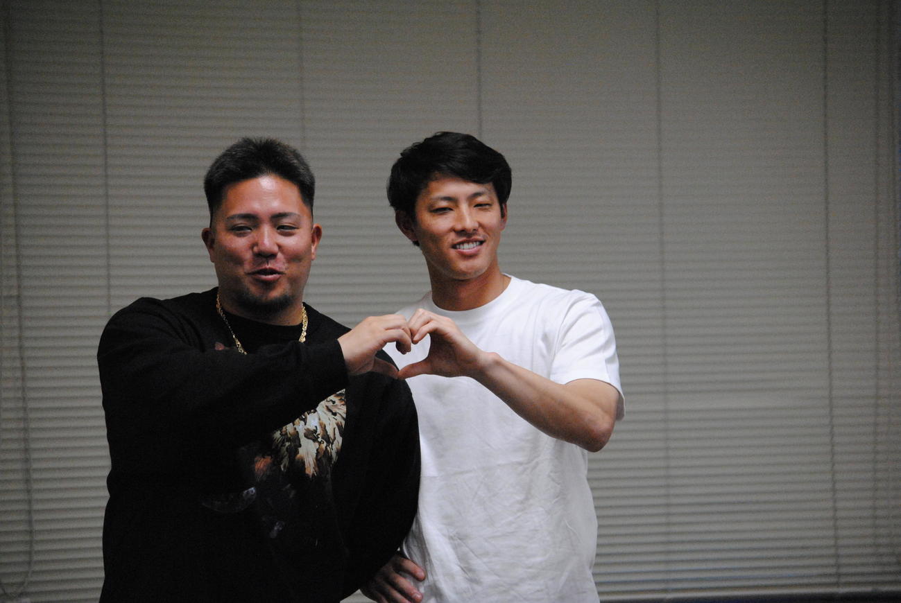 トークショーを行ったソフトバンク山川（左）楽天FA辰己はハートで記念撮影