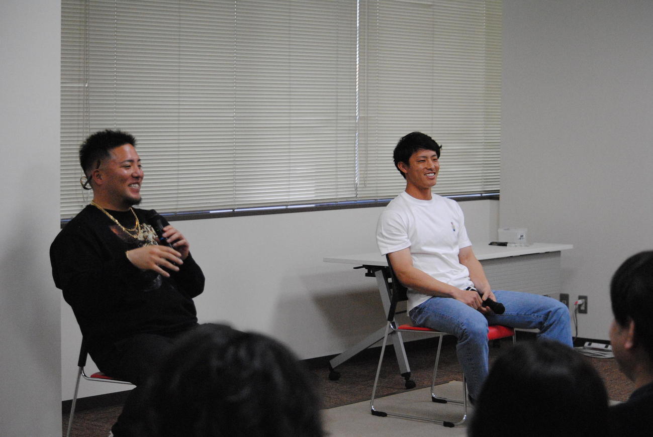 トークショーを行うソフトバンク山川（左）と楽天FAの辰己