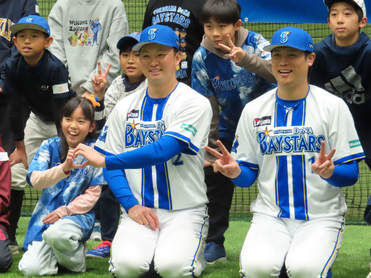 「はまぎん　野球の教室」に参加したDeNA竹田（中央）と小園（撮影・山本佳央）