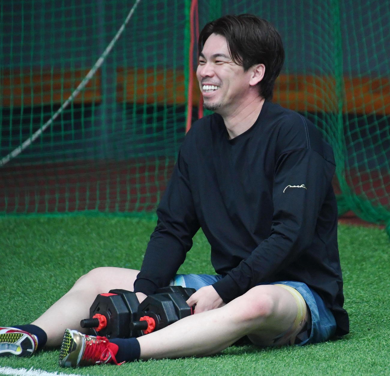 自主トレを公開しウエートトレの合間に笑顔を見せる楽天前田健（撮影・山田愛斗）