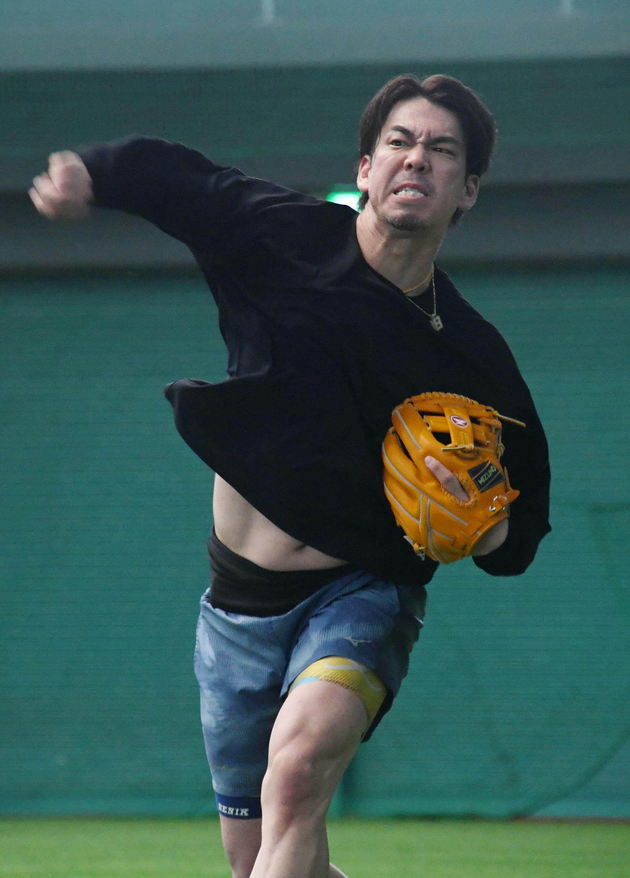 自主トレを公開しキャッチボールをする楽天前田健（撮影・山田愛斗）