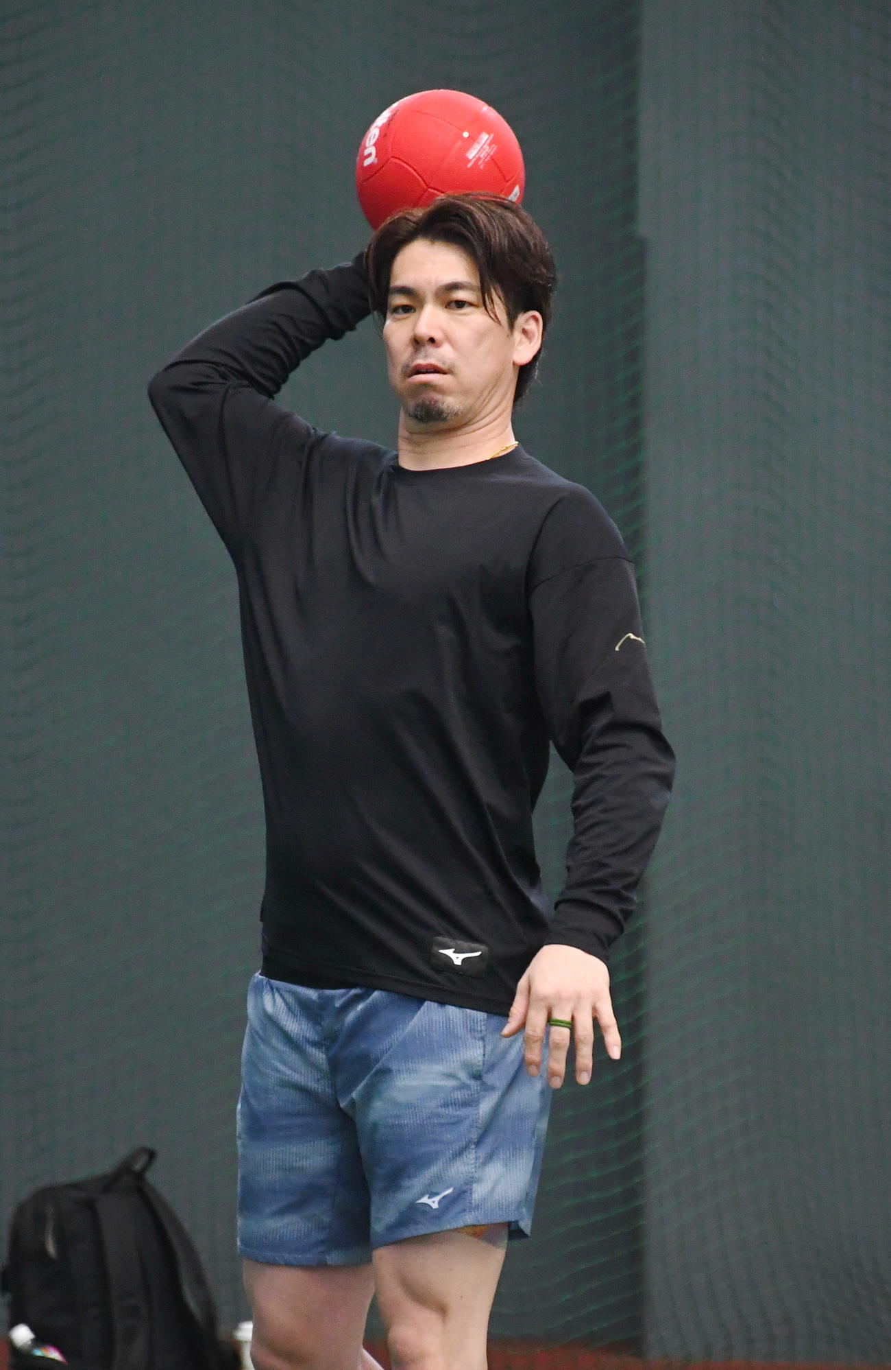 自主トレを公開しボールを投げる楽天前田健（撮影・山田愛斗）