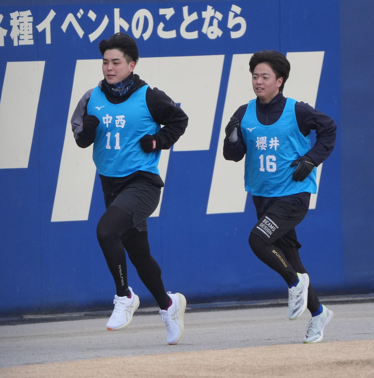 ランニングをする中日中西（左）と桜井（撮影・森本幸一）