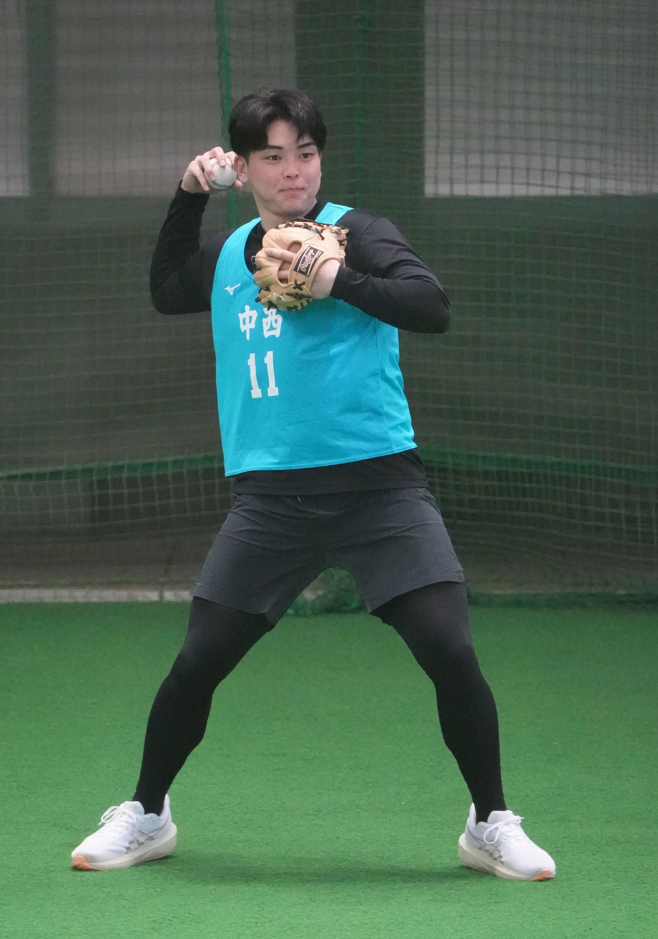 ノックを受ける中日中西（撮影・森本幸一）