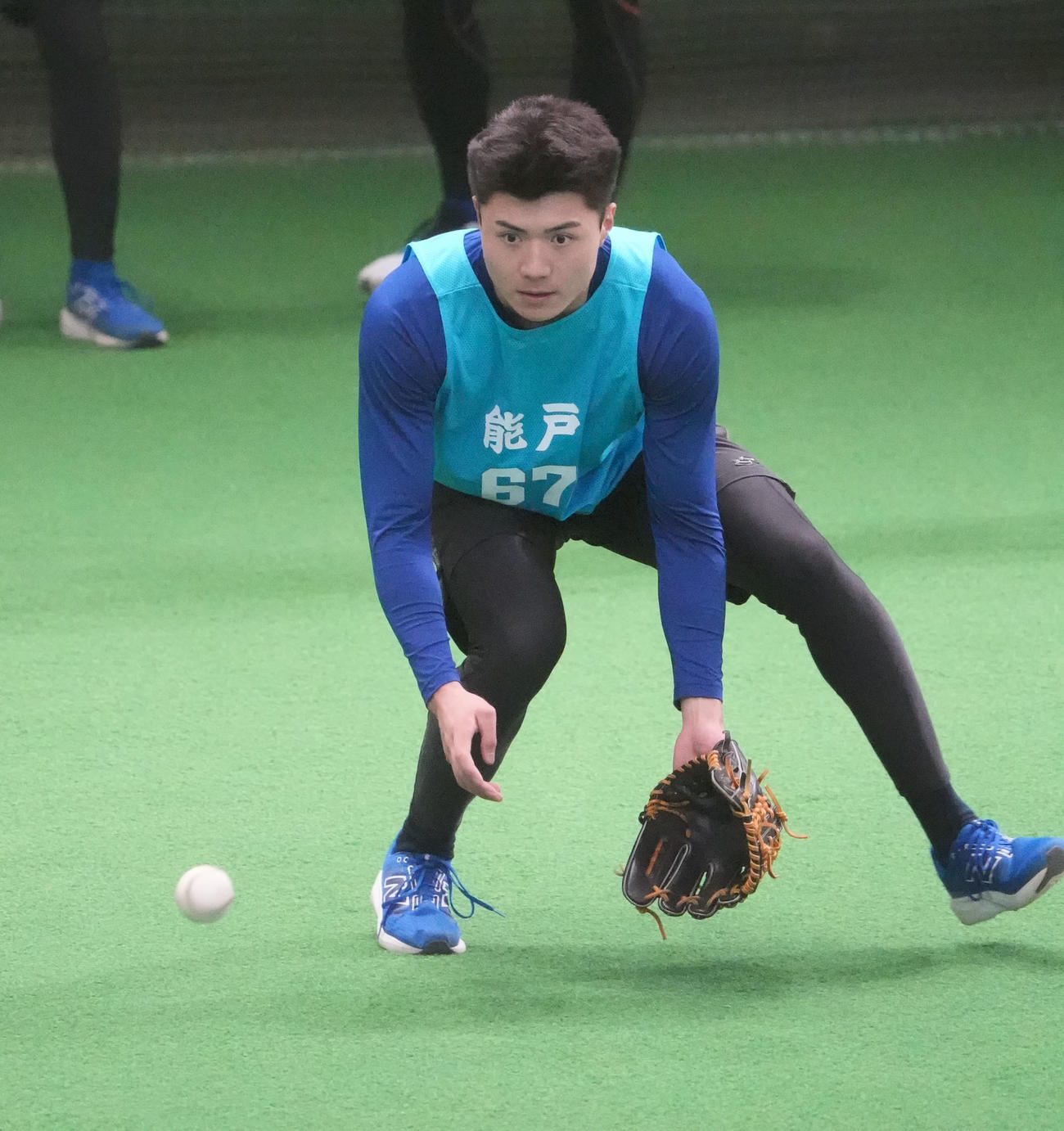 ノックを受ける中日能戸（撮影・森本幸一）