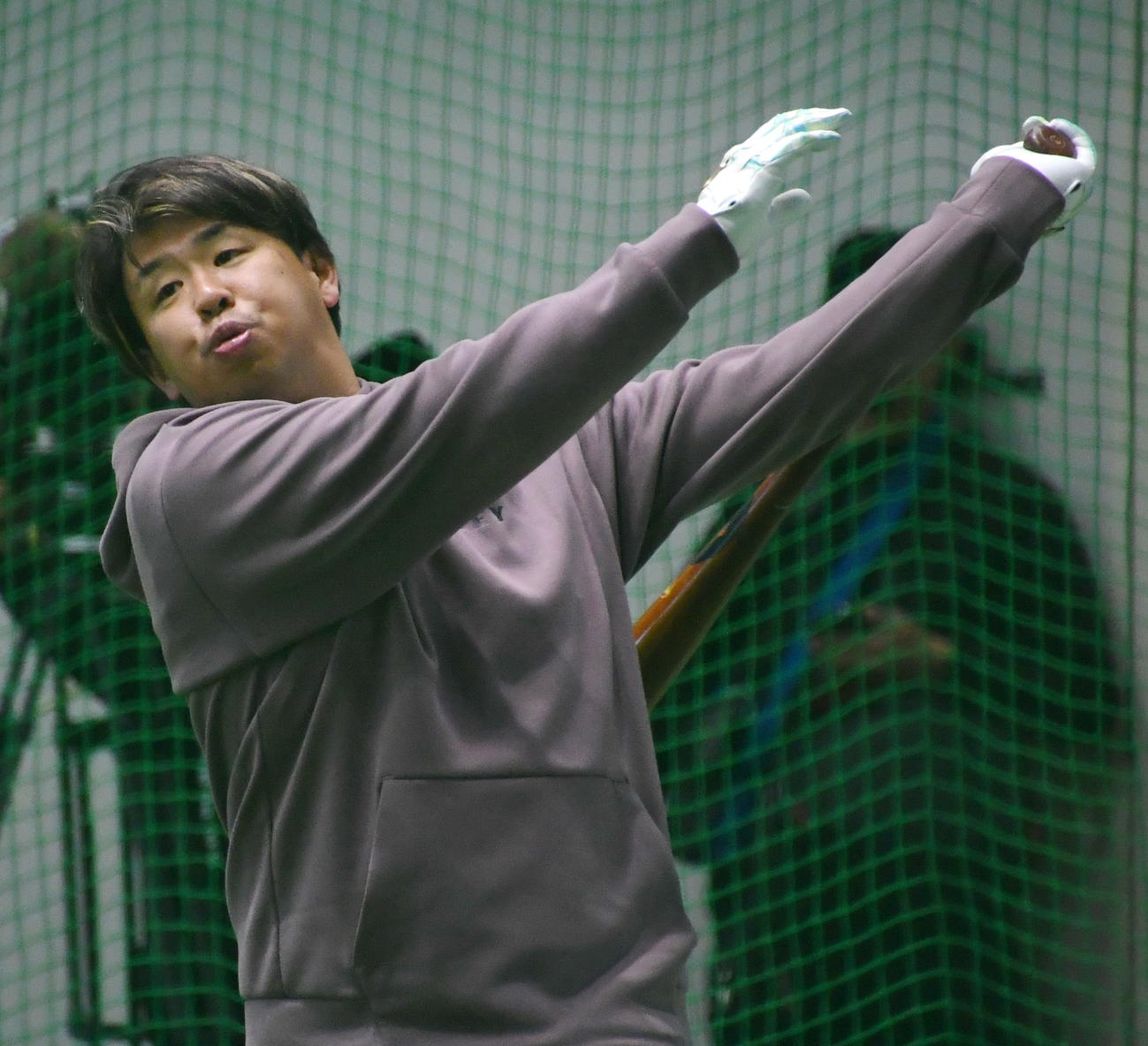 自主トレを公開し打撃練習をする楽天浅村（撮影・山田愛斗）