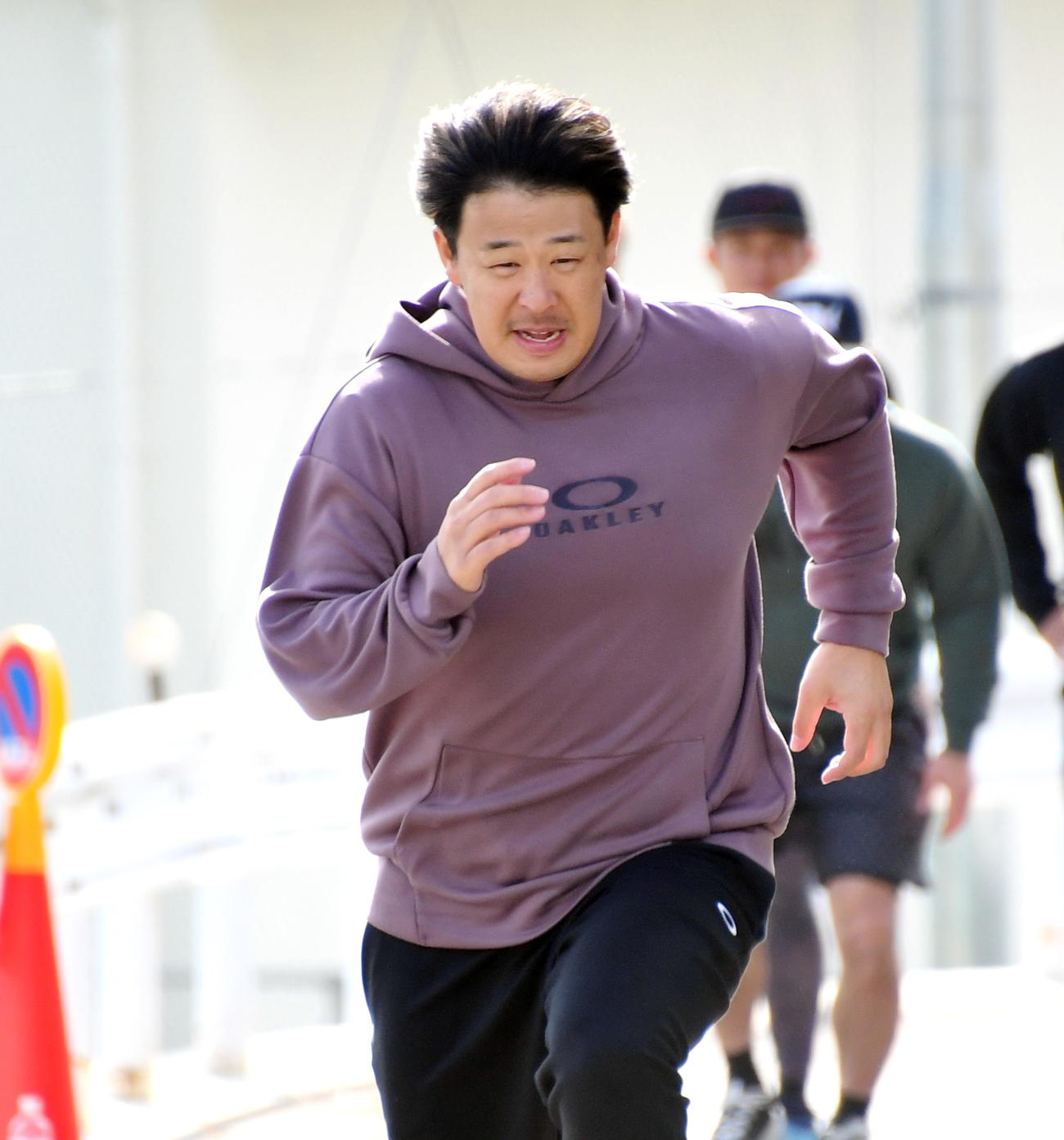 自主トレを公開し坂道ダッシュをする楽天浅村（撮影・山田愛斗）