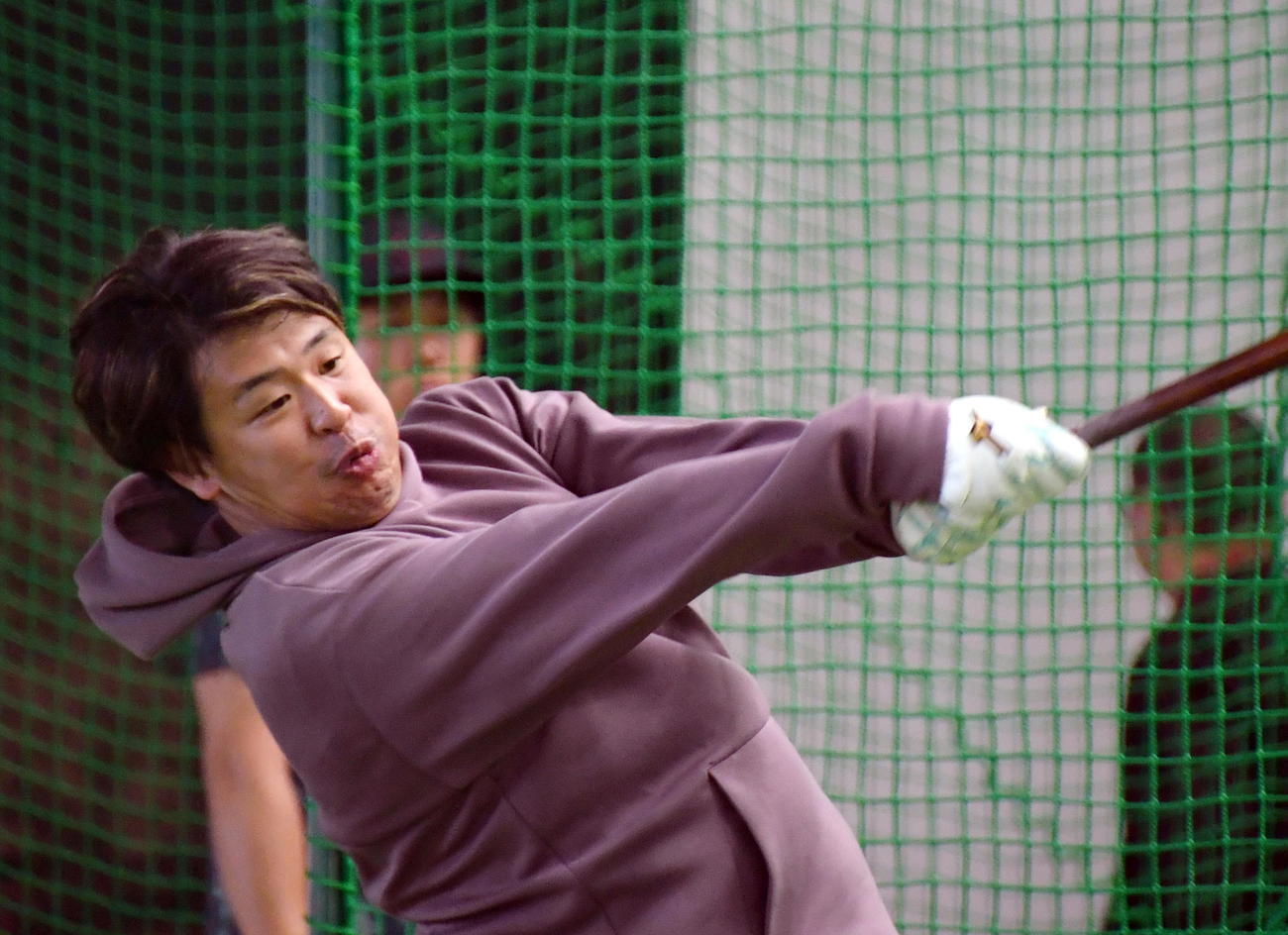 自主トレを公開しフリー打撃を行う楽天浅村（撮影・山田愛斗）
