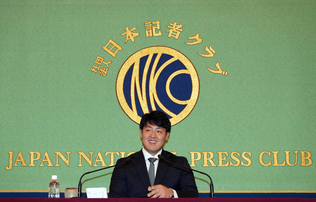 日本記者クラブの会見に登壇し笑顔を見せるブルージェイズの岡本（撮影・たえ見朱実）
