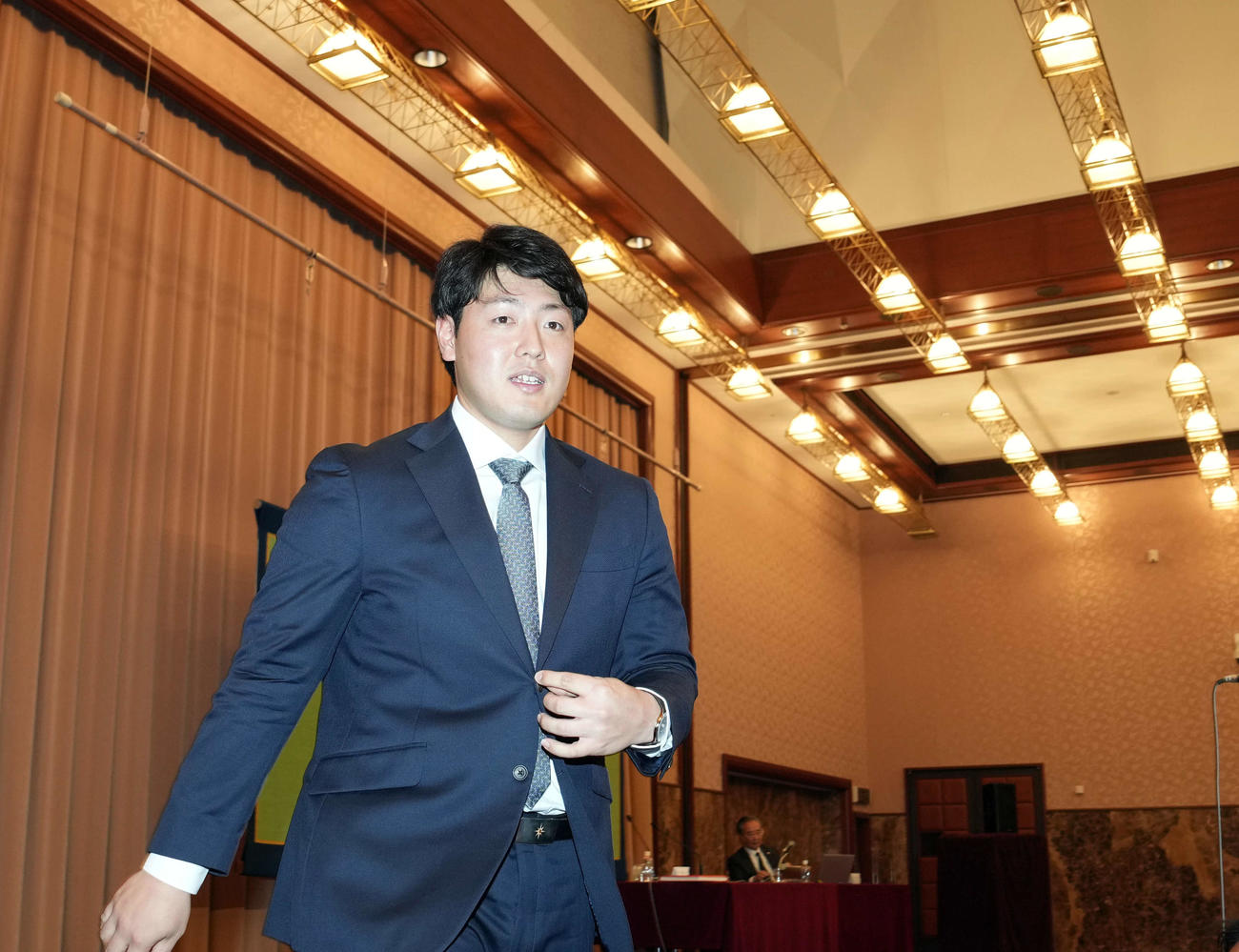 日本記者クラブの会見を終え降壇するブルージェイズの岡本（撮影・たえ見朱実）
