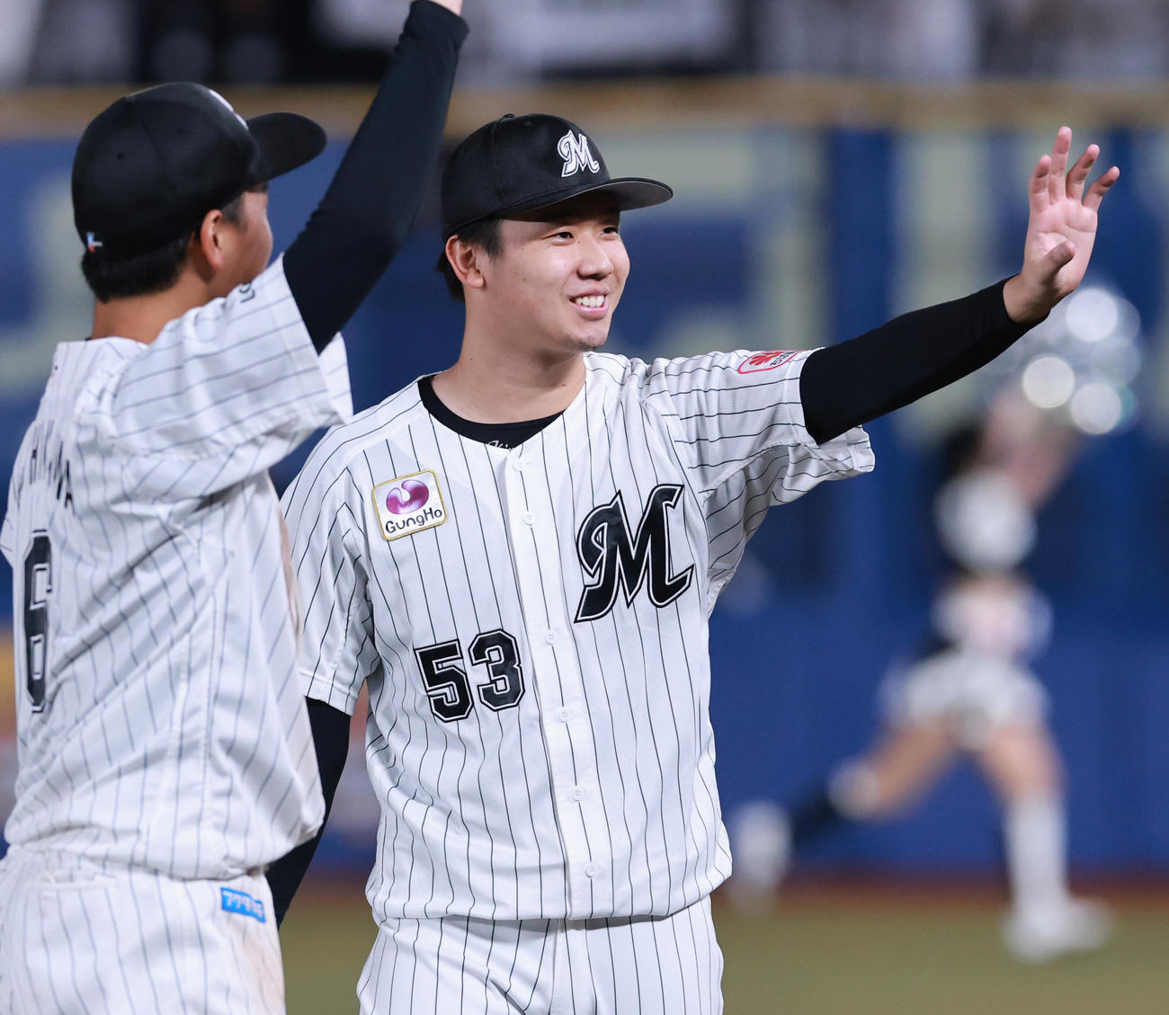 プロ初完封勝利を挙げ、ファンの声援に応えるロッテ木村（2025年9月撮影）