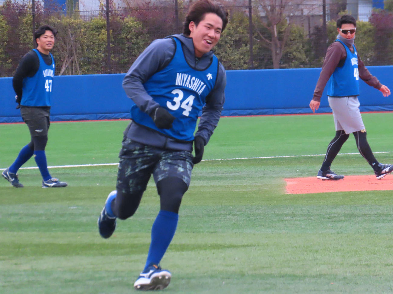 DeNA新人合同自主トレでベースランニングをするドラフト3位の宮下（撮影・山本佳央）