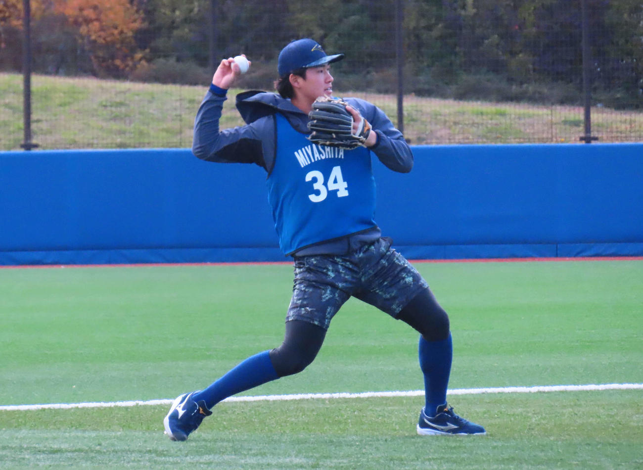 DeNA新人合同自主トレでノックを受けるドラフト3位の宮下（撮影・山本佳央）