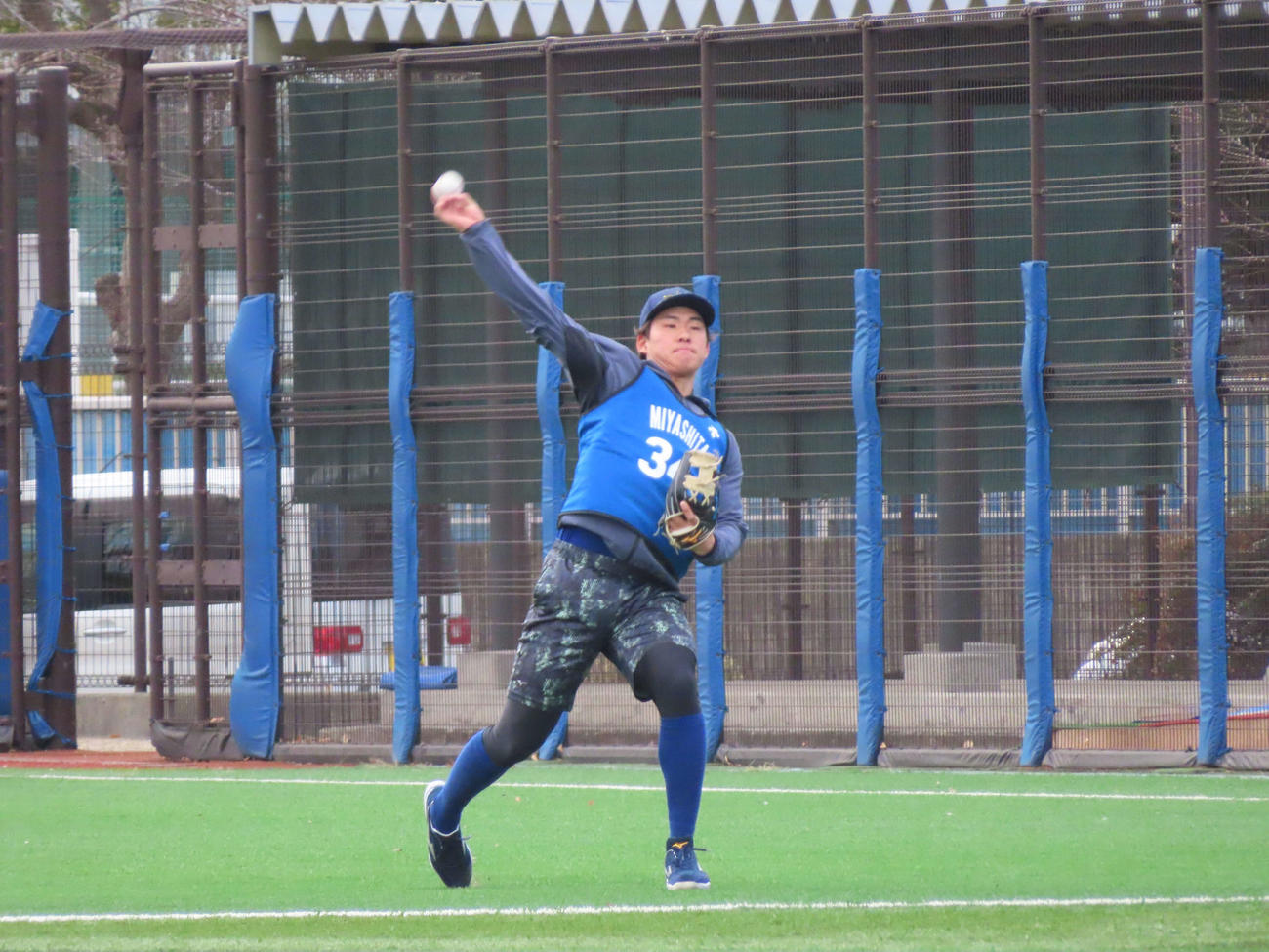 DeNA新人合同自主トレでキャッチボールをするドラフト3位の宮下（撮影・山本佳央）