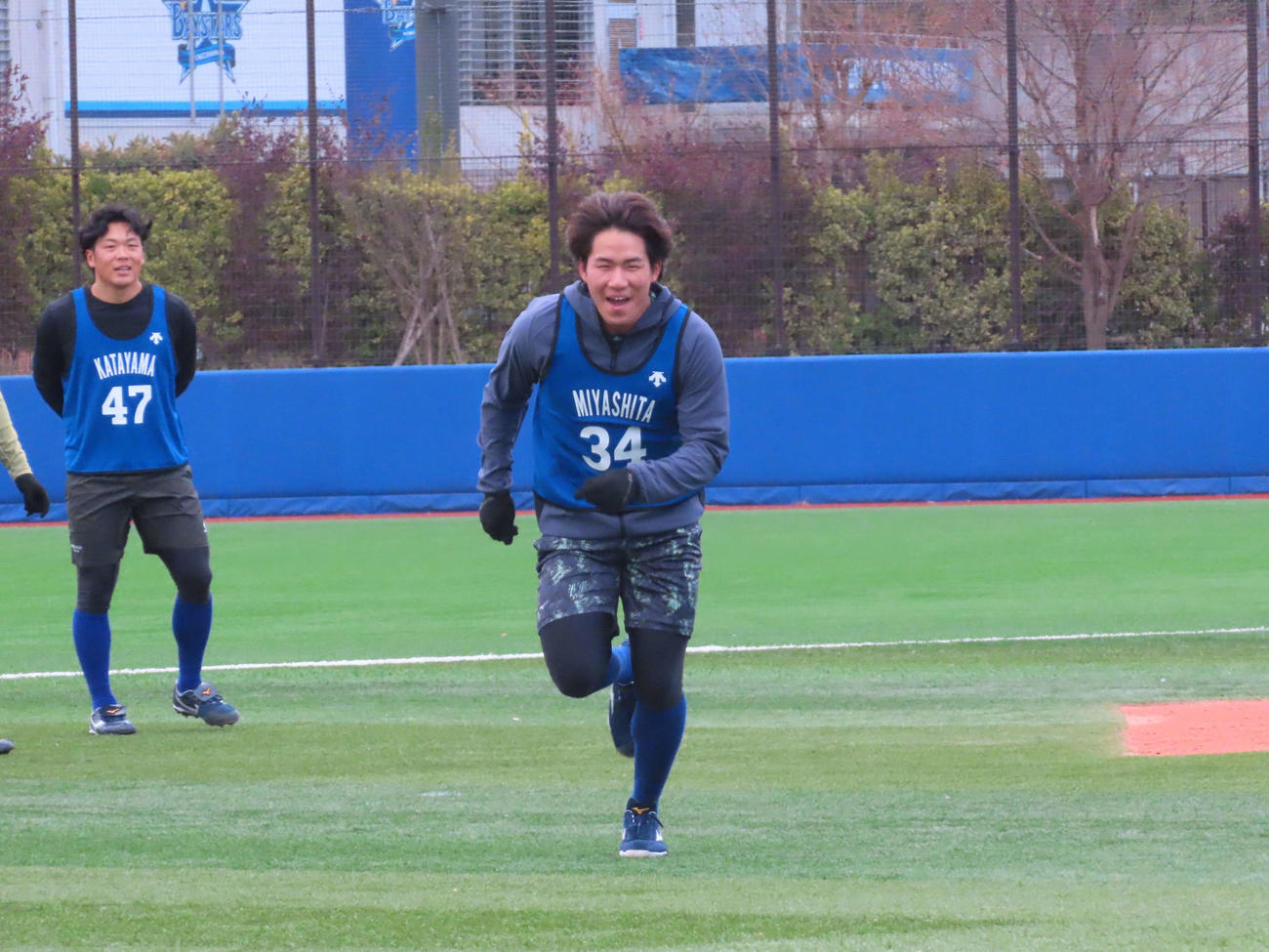 DeNA新人合同自主トレでベースランニングをするドラフト3位の宮下（撮影・山本佳央）