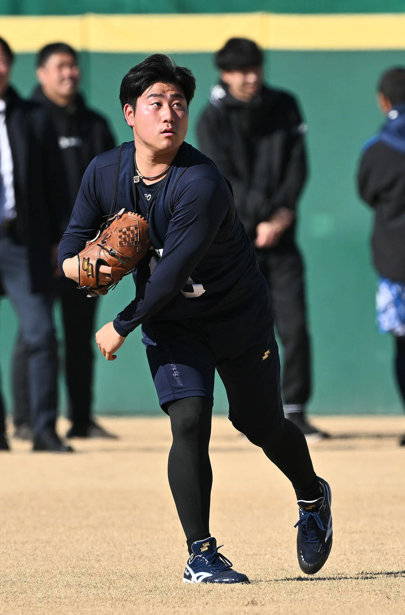キャッチボールする西武ドラフト2位の岩城（2026年1月10日撮影）