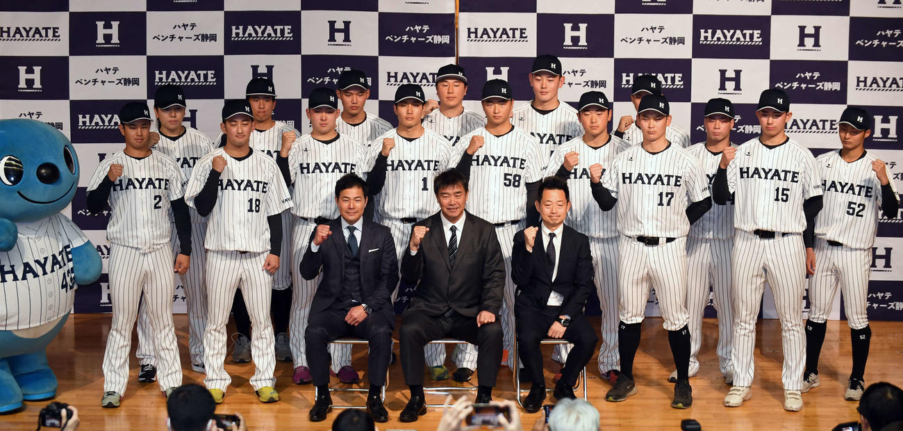 ハヤテ新入団選手発表会　発表会に出席した新入団選手らは記念写真に納まる