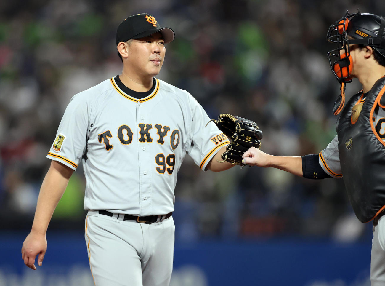 ホッとした表情で小林誠司（右）とタッチを交わす先発山口俊（2021年11月）
