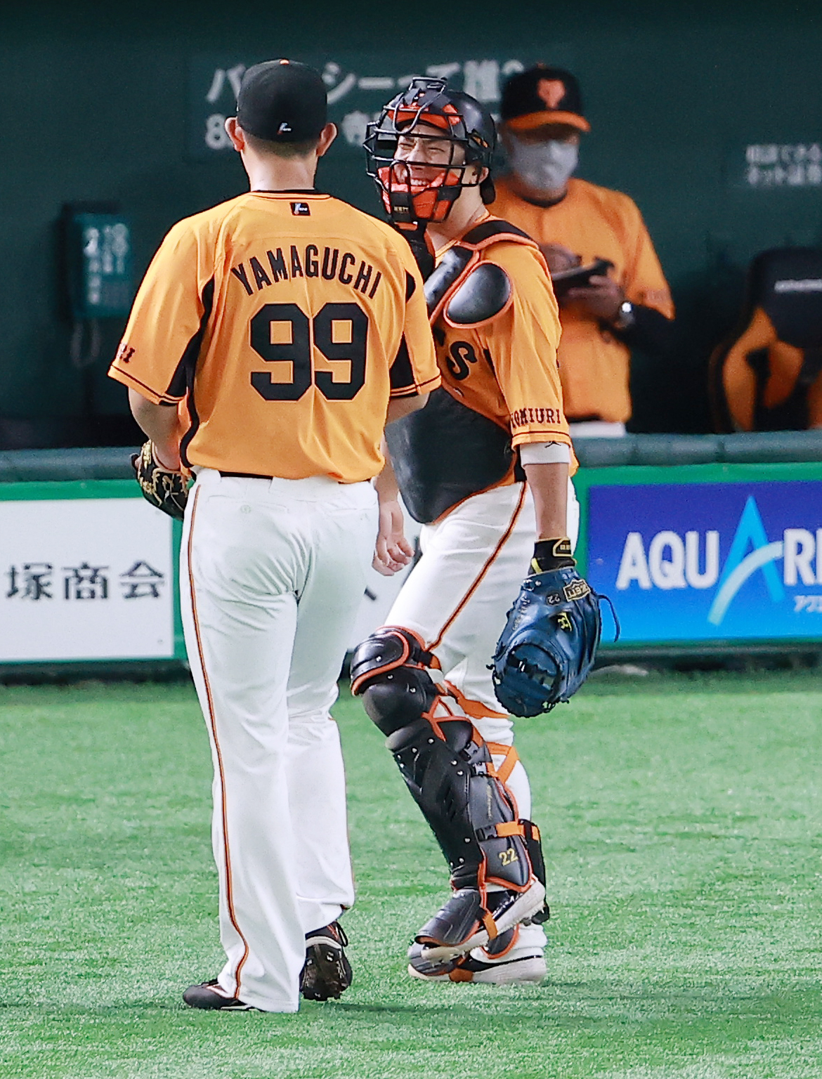 無失点で終えた山口俊（左）を笑顔で迎える小林誠司（2021年9月撮影）